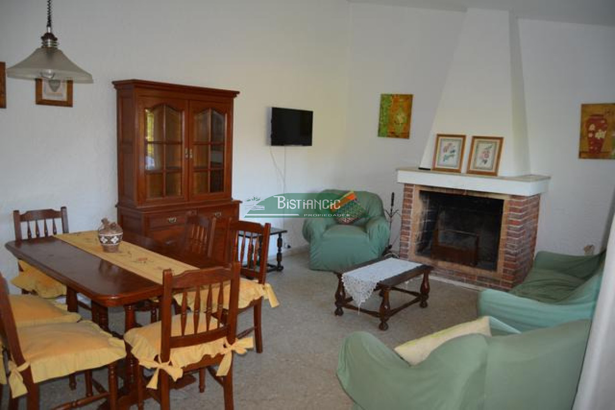 Casa ID.3019 - Pinares Chalé tradicional 3 dorm 2 baños + servicio, 718 m2 jardín, cerca de todo. Venta US$ 268.000.