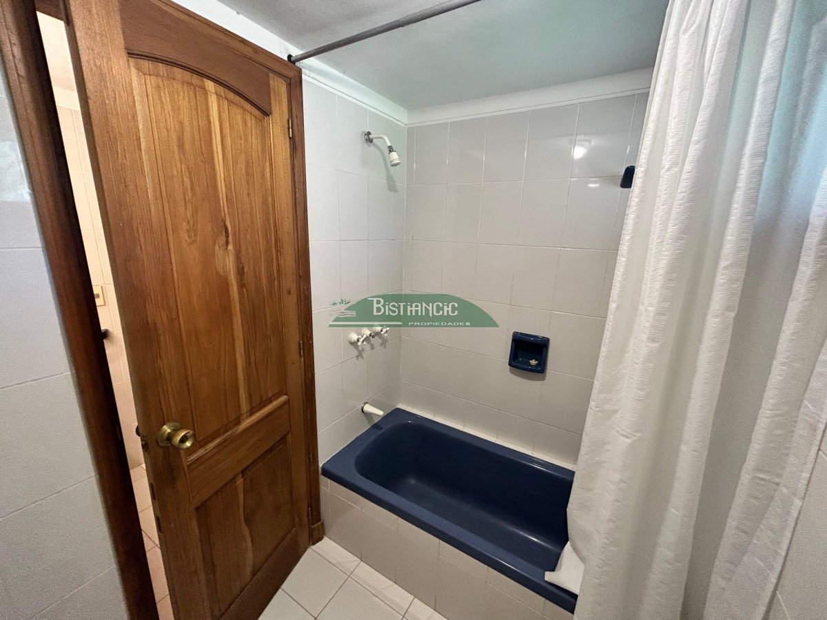 Casa ID.1003 - Chalé Paradas Mansa, 5 dormitorios 4 baños, amplio y luminoso, construcción de calidad, 1000m2 de tierra y 400 m2 edificados. Venta US$ 740.000.
