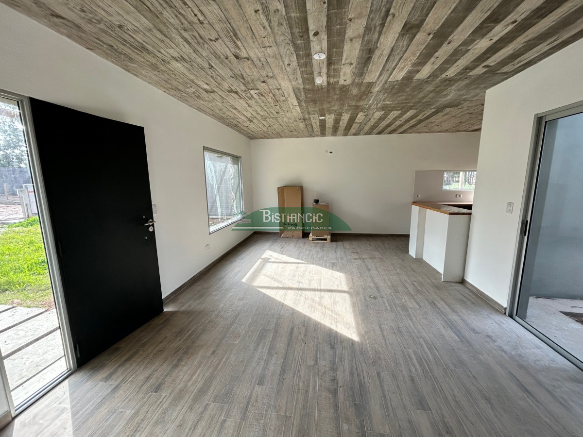 Casa ID.2275 - Casa a estrenar en barrio privado, construcción tradicional, 2 dorm 2 baños 370 m2 de terreno  US$170.000. financiación