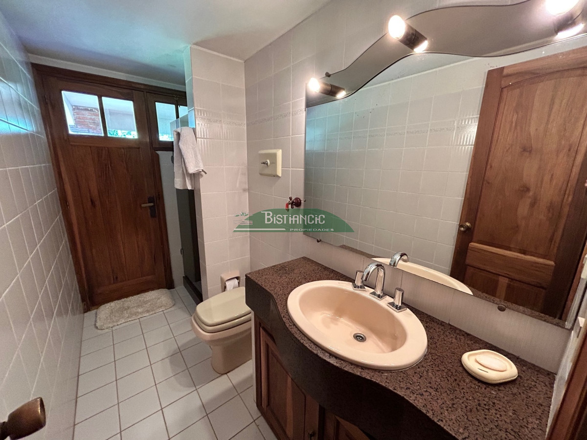 Casa ID.1003 - Chalé Paradas Mansa, 5 dormitorios 4 baños, amplio y luminoso, construcción de calidad, 1000m2 de tierra y 400 m2 edificados. Venta US$ 740.000.