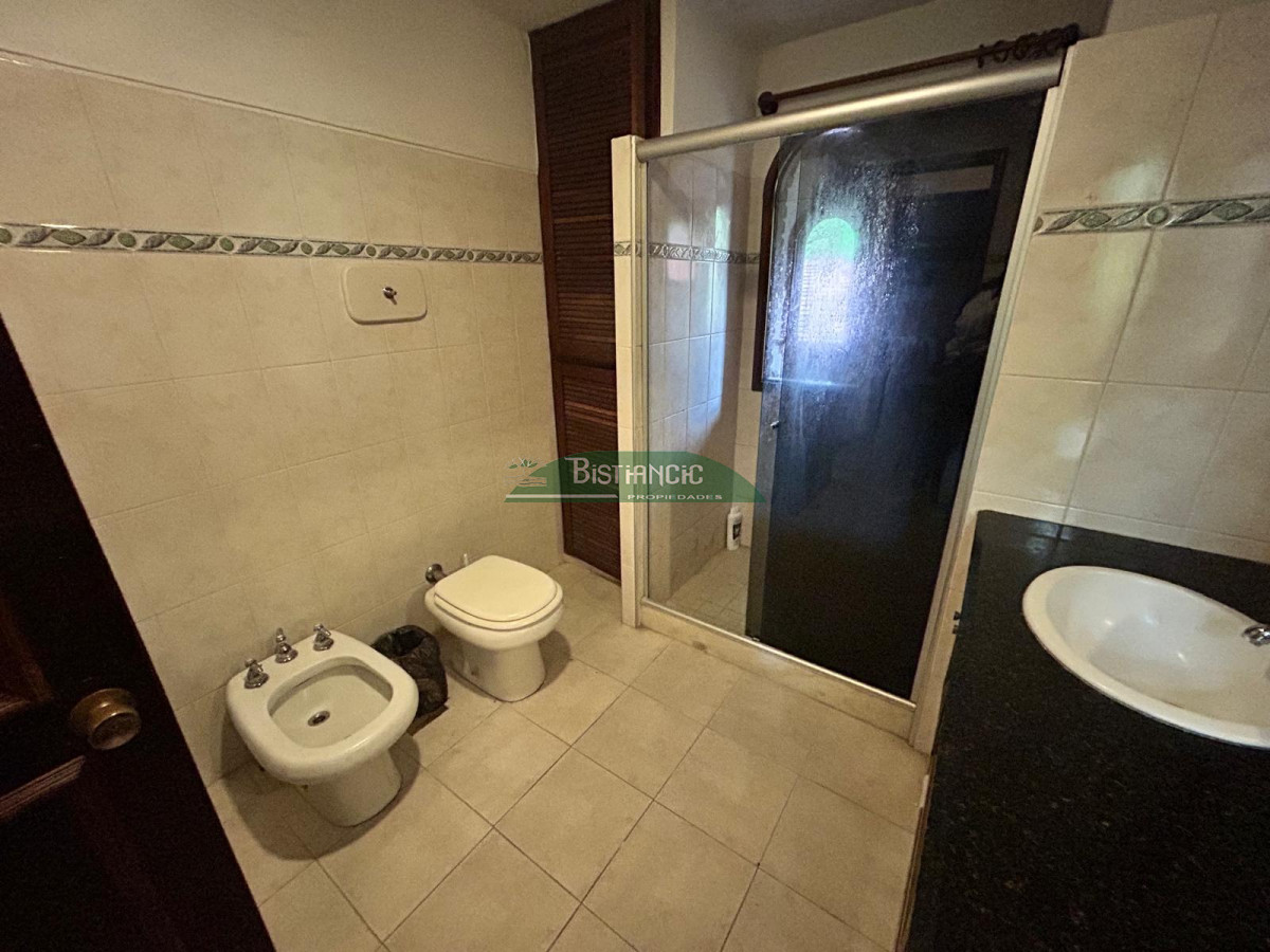 Casa ID.2419 - Chalé 2200 m2 de jardín y 374 m2 edf. 4 dorm 3 baños, barbacoa integrada calefacción, Precio de venta US$ 460.000.