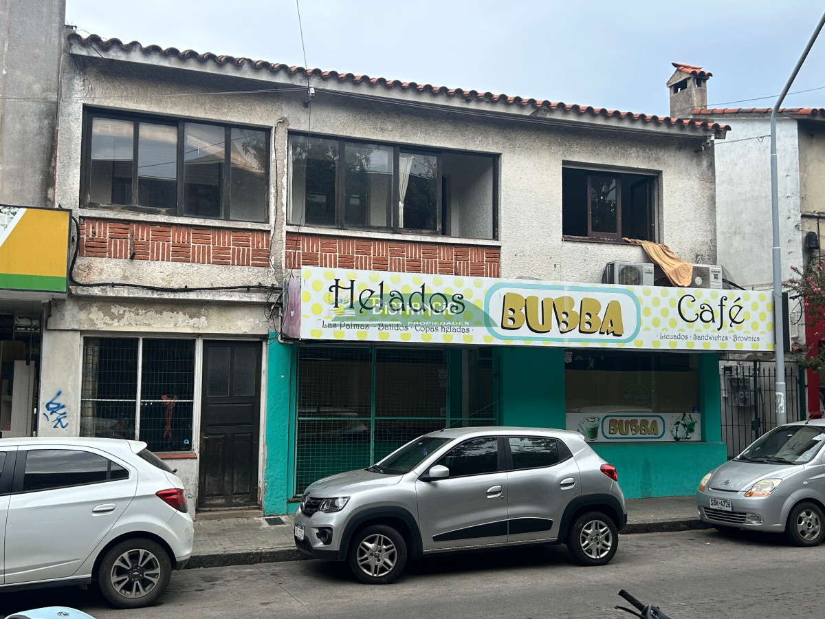 Casa ID.599 - Casa centrica, a media cuadra de peatonal Sarandí, muy comercial, ideal locales. 240 m2.