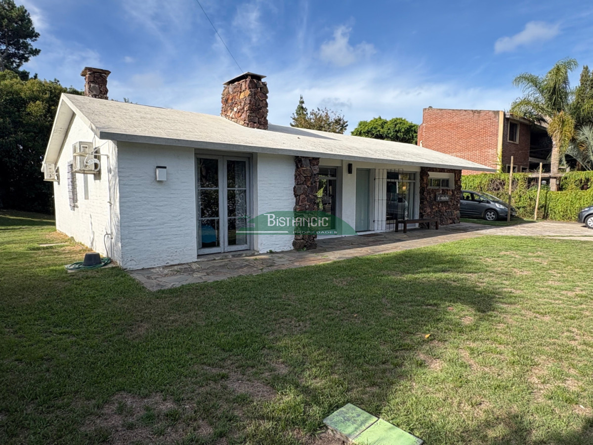 Casa ID.3043 - Hermoso chalet sobre camino la laguna. 3 dorm, 1 baño, barbacoa con baño y deposito. Patio y Estacionamiento. 