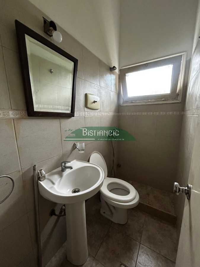 Casa ID.3019 - Pinares Chalé tradicional 3 dorm 2 baños + servicio, 718 m2 jardín, cerca de todo. Venta US$ 310.000.