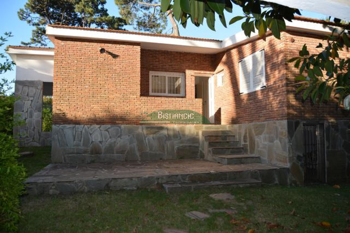 Casa ID.3019 - Pinares Chalé tradicional 3 dorm 2 baños + servicio, 718 m2 jardín, cerca de todo. Venta US$ 268.000.