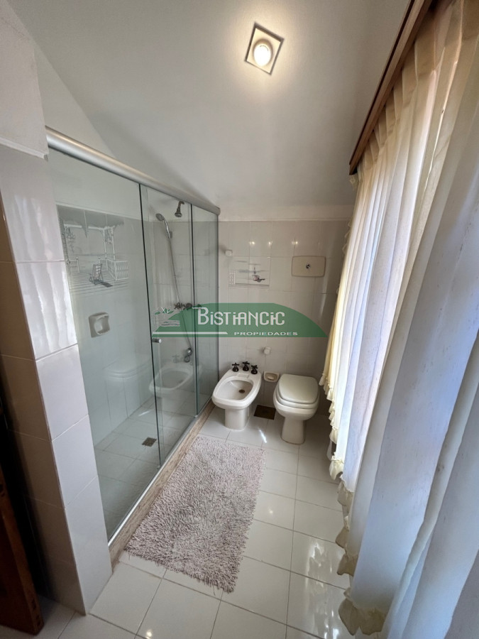 Casa ID.1003 - Chalé Paradas Mansa, 5 dormitorios 4 baños, amplio y luminoso, construcción de calidad, 1000m2 de tierra y 400 m2 edificados. Venta US$ 740.000.
