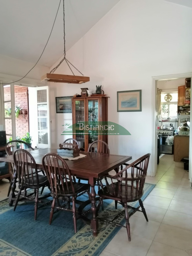 Casa ID.2941 - Pinares cerca del mar Chalé tradicional 1000m2 terreno y 350m2 construidos, 5 dorm 3 baños mas depto externo. Venta US$ 470.000