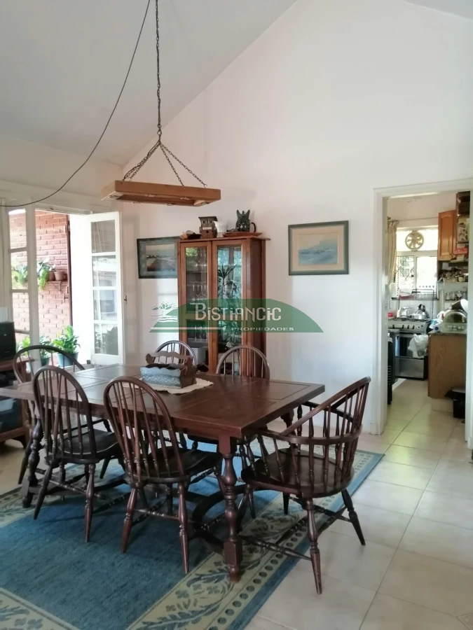 Casa ID.2941 - Pinares cerca del mar Chalé tradicional 1000m2 terreno y 350m2 construidos, 4 dorm 3 baños mas depto externo. Venta US$ 470.000