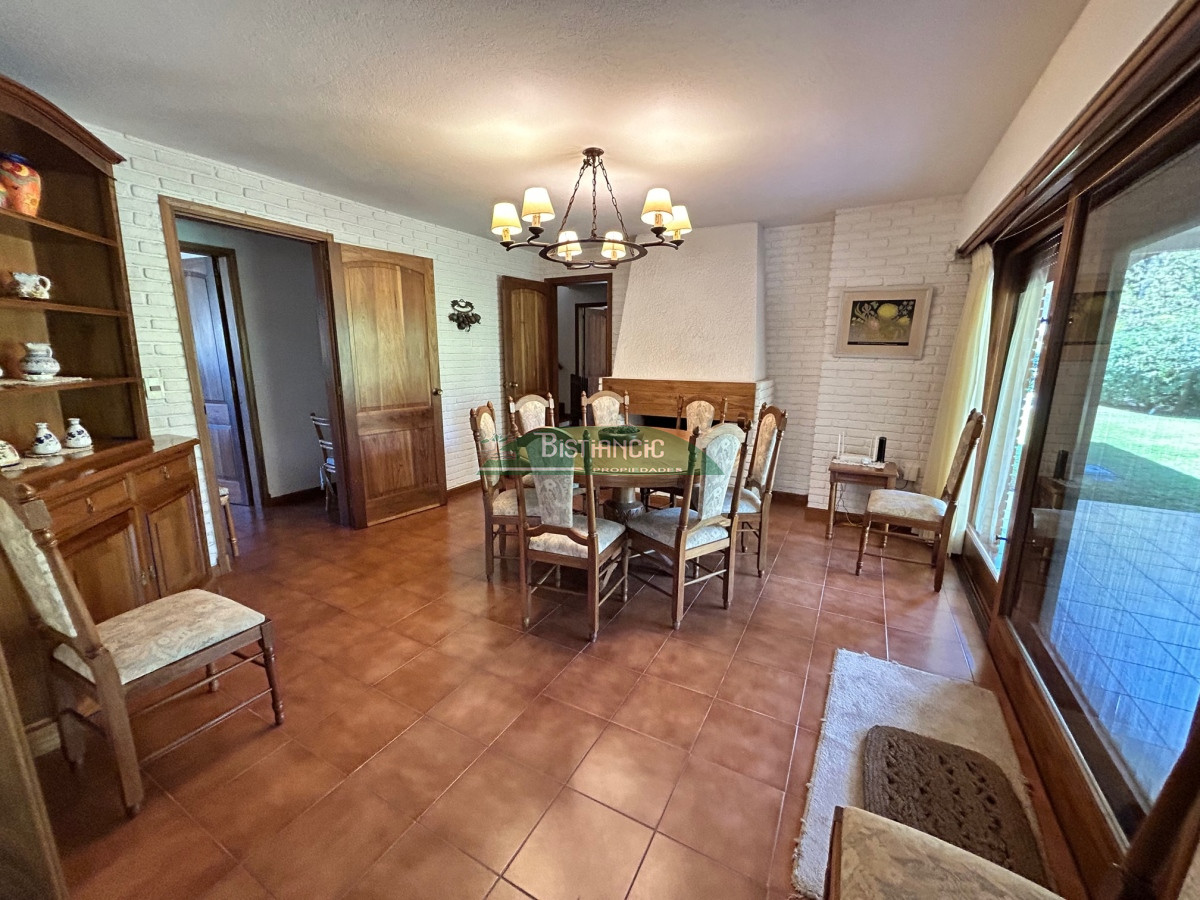 Casa ID.1003 - Chalé Paradas Mansa, 5 dormitorios 4 baños, amplio y luminoso, construcción de calidad, 1000m2 de tierra y 400 m2 edificados. Venta US$ 740.000.