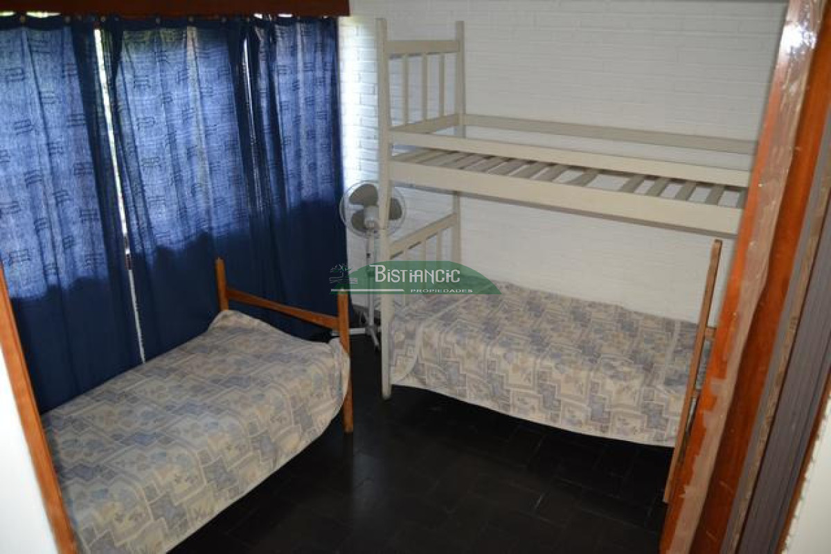 Casa ID.3020 - Pinares Pda 32. a 2 cuadras del mar, Cómoda casa de 3 dormitorios y 2 baños, parrilla y cochera. US$198.000