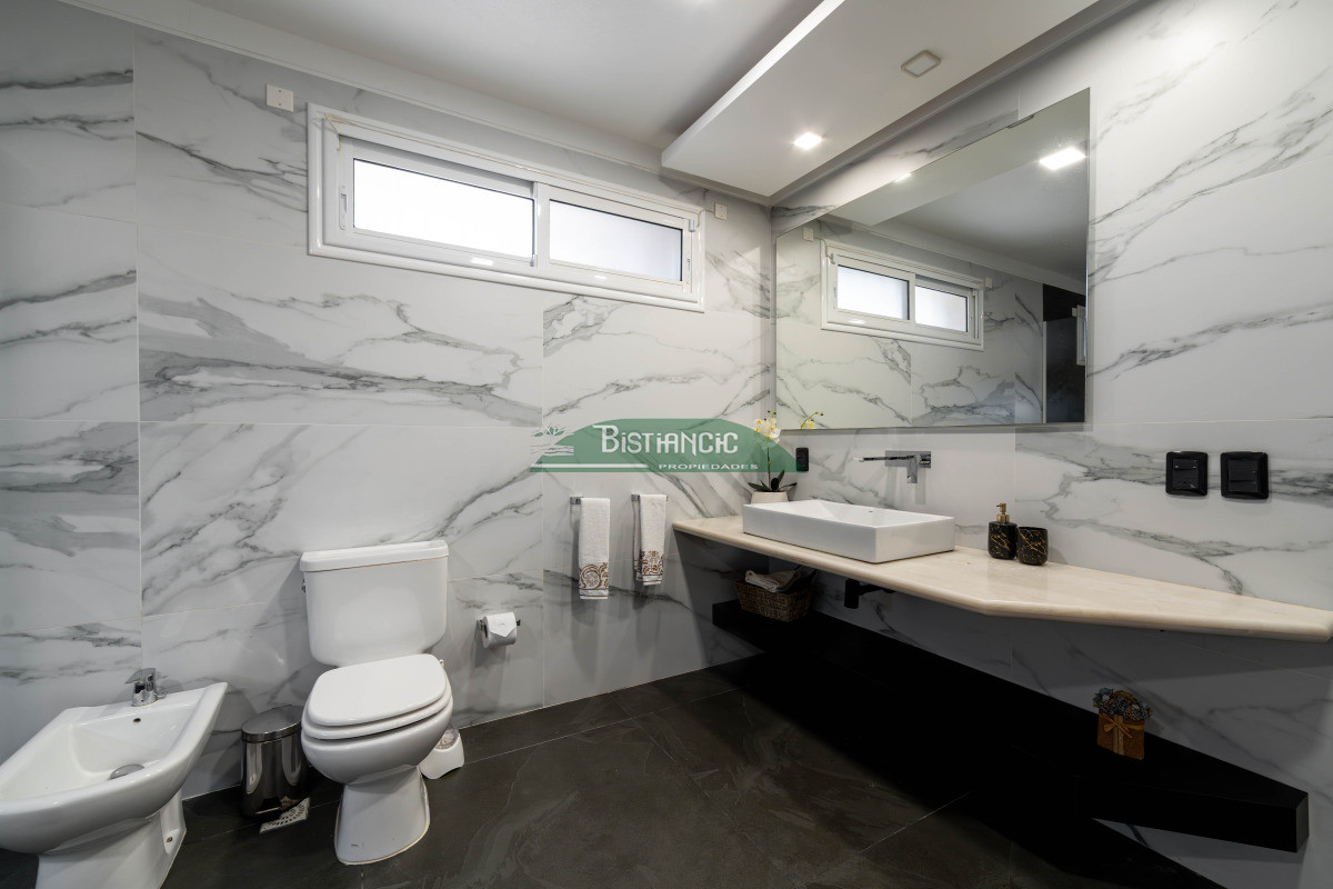 Casa ID.2954 - Chalé 4 dorm 4 baños gran living, piscina grande + 2 deptos externos para renta. Terreno de 1700 m2 + 620 m2 construidos. Precio de Venta US$ 595.000.
