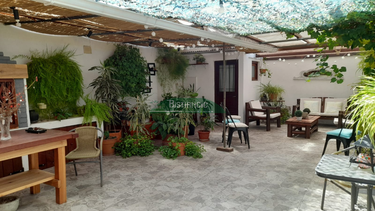 Casa ID.2952 - Casa en Maldonado, 3 dorm 2 baños , nueva con 2 deptos alquilados (buena renta). Todo impecable. Venta US$ 220.000. 