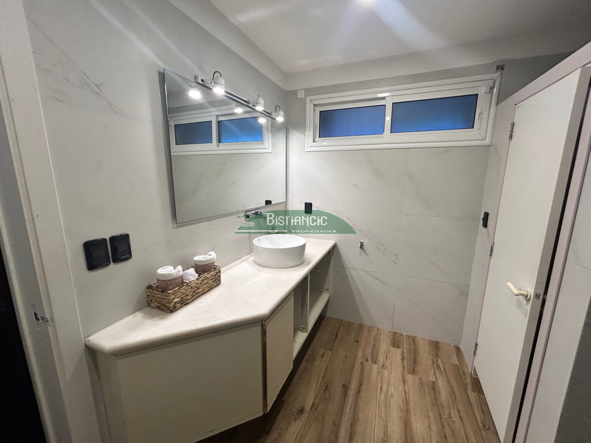 Casa ID.2954 - Chalé 4 dorm 4 baños gran living, piscina grande + 2 deptos externos para renta. Terreno de 1700 m2 + 620 m2 construidos. Precio de Venta US$ 595.000.