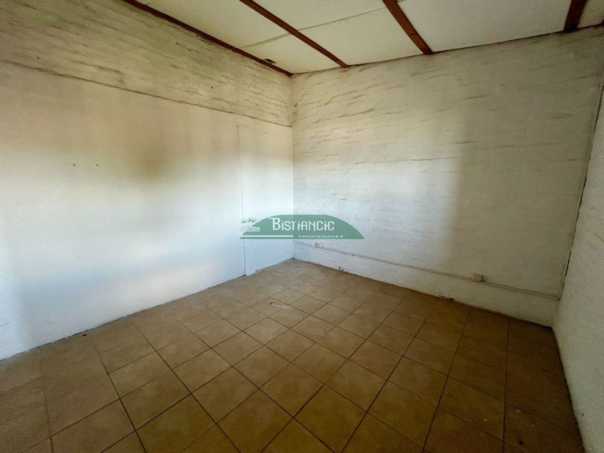 Casa ID.2367 - Apto en planta alta en alquiler anual, 1 dorm, con living comedor con cocina integrada.