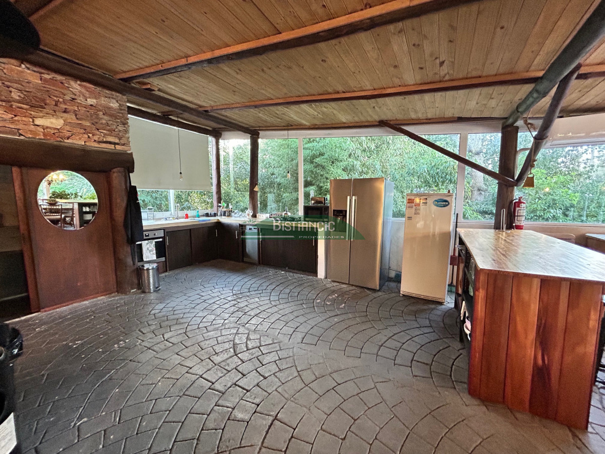 Casa ID.2954 - Chalé 4 dorm 4 baños gran living, piscina grande + 2 deptos externos para renta. Terreno de 1700 m2 + 620 m2 construidos. Precio de Venta US$ 595.000.
