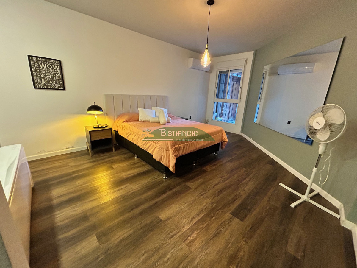 Casa ID.2954 - Chalé 4 dorm 4 baños gran living, piscina grande + 2 deptos externos para renta. Terreno de 1700 m2 + 620 m2 construidos. Precio de Venta US$ 595.000.