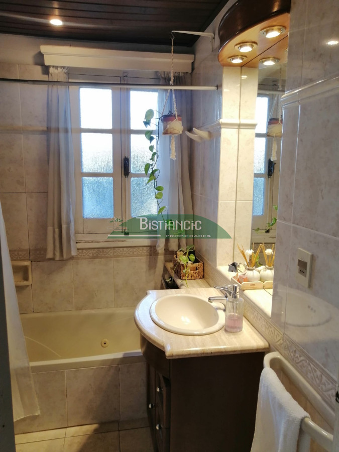 Casa ID.2941 - Pinares cerca del mar Chalé tradicional 1000m2 terreno y 350m2 construidos, 5 dorm 3 baños mas depto externo. Venta US$ 470.000