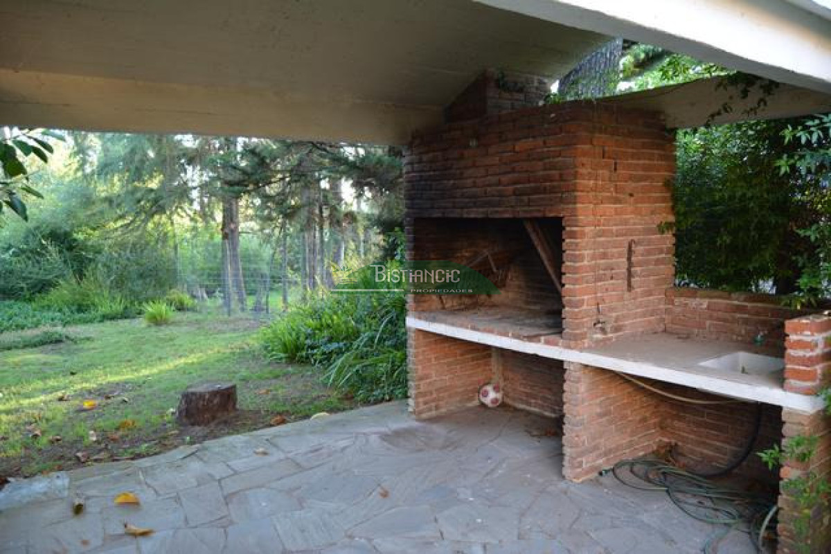 Casa ID.3019 - Pinares Chalé tradicional 3 dorm 2 baños + servicio, 718 m2 jardín, cerca de todo. Venta US$ 268.000.