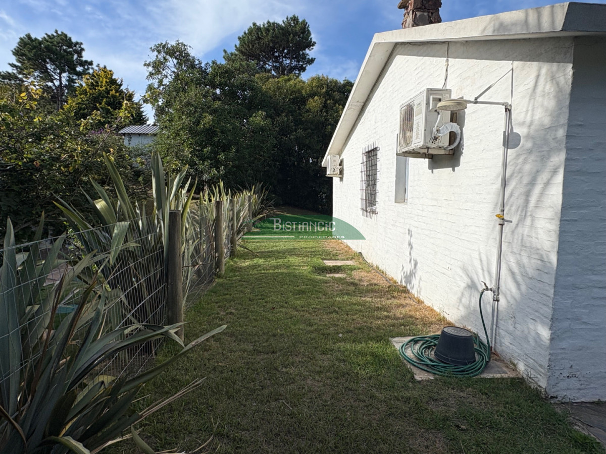 Casa ID.3043 - Hermoso chalet sobre camino la laguna. 3 dorm, 1 baño, barbacoa con baño y deposito. Patio y Estacionamiento. 