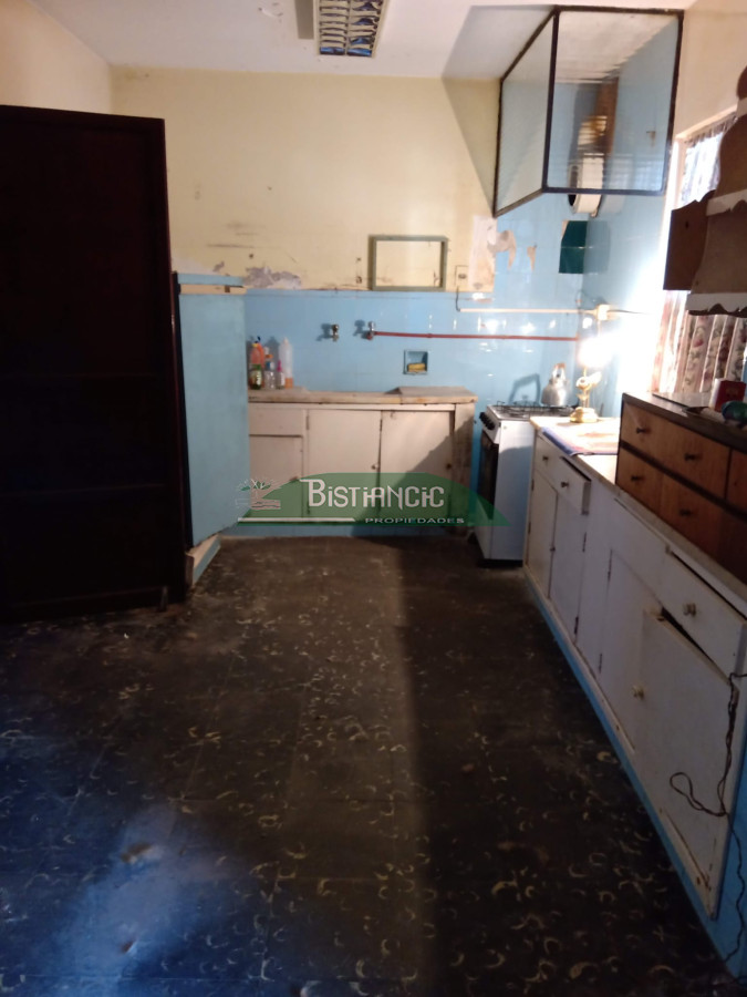 Casa ID.599 - Casa centrica, a media cuadra de peatonal Sarandí, muy comercial, ideal locales. 240 m2.