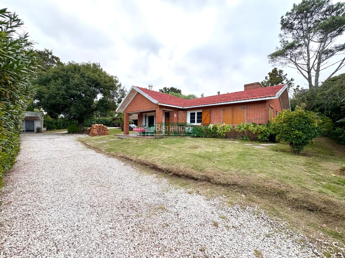 Casa ID.2941 - Pinares cerca del mar Chalé tradicional 1000m2 terreno y 350m2 construidos, 4 dorm 3 baños mas depto externo. Venta US$ 470.000