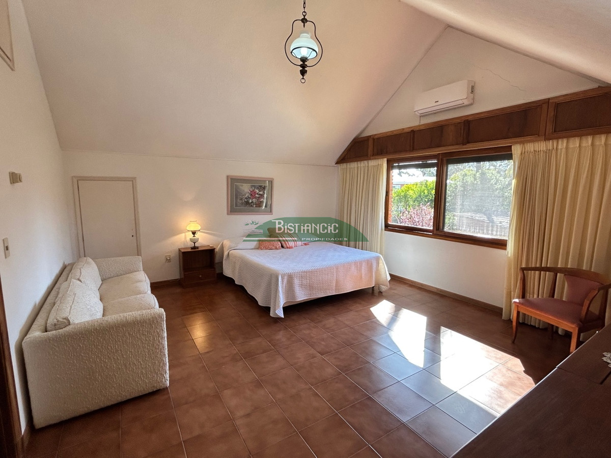 Casa ID.1003 - Chalé Paradas Mansa, 5 dormitorios 4 baños, amplio y luminoso, construcción de calidad, 1000m2 de tierra y 400 m2 edificados. Venta US$ 740.000.