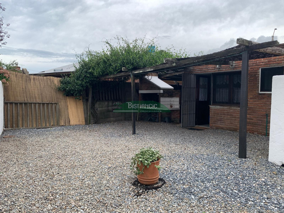 Casa ID.616 - Alquilo invernal casa 2 dorm, 1 baño, estufa y aire acond, cochera y parrillero. $24.000