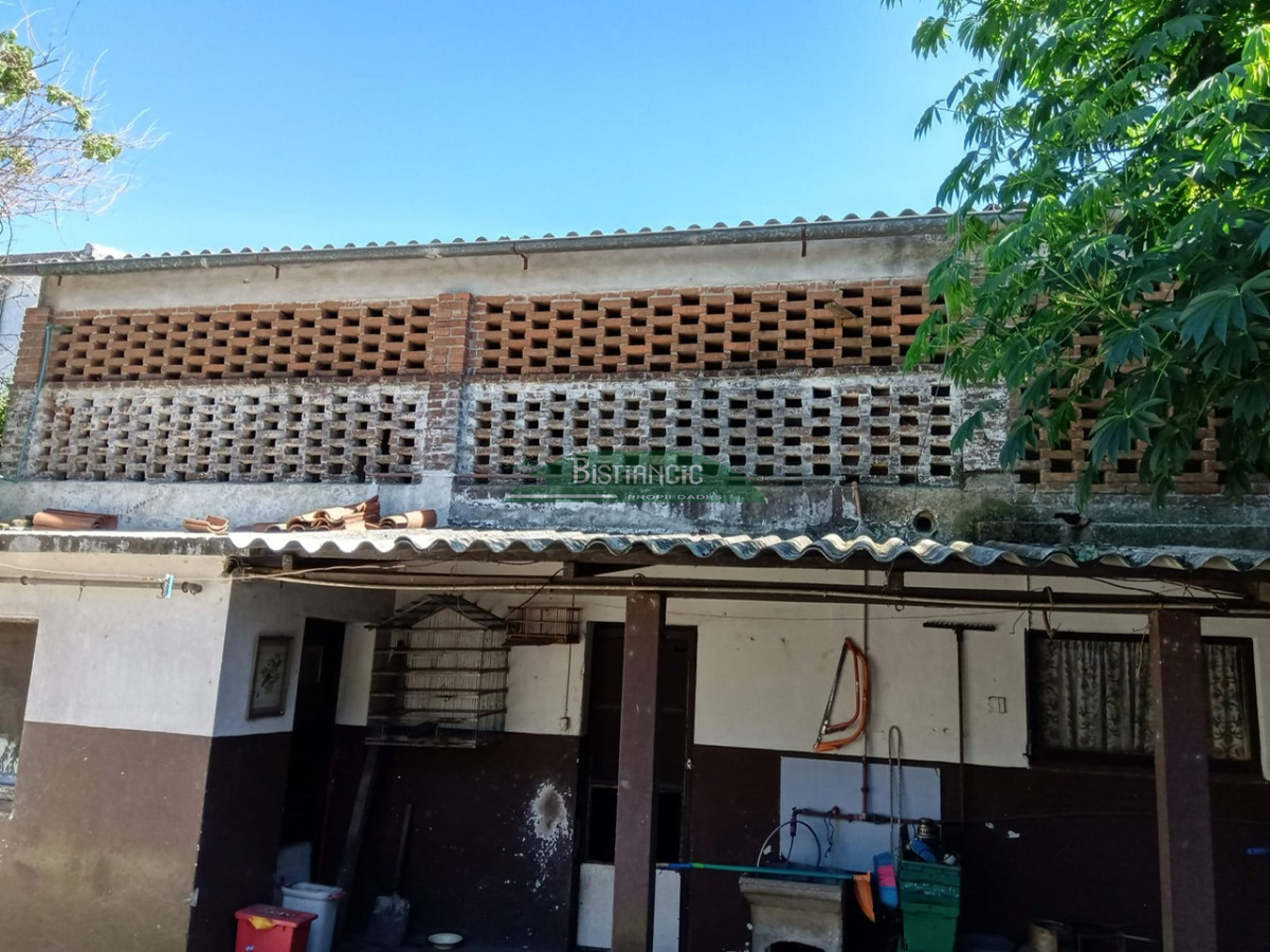 Casa ID.599 - Casa centrica, a media cuadra de peatonal Sarandí, muy comercial, ideal locales. 240 m2.