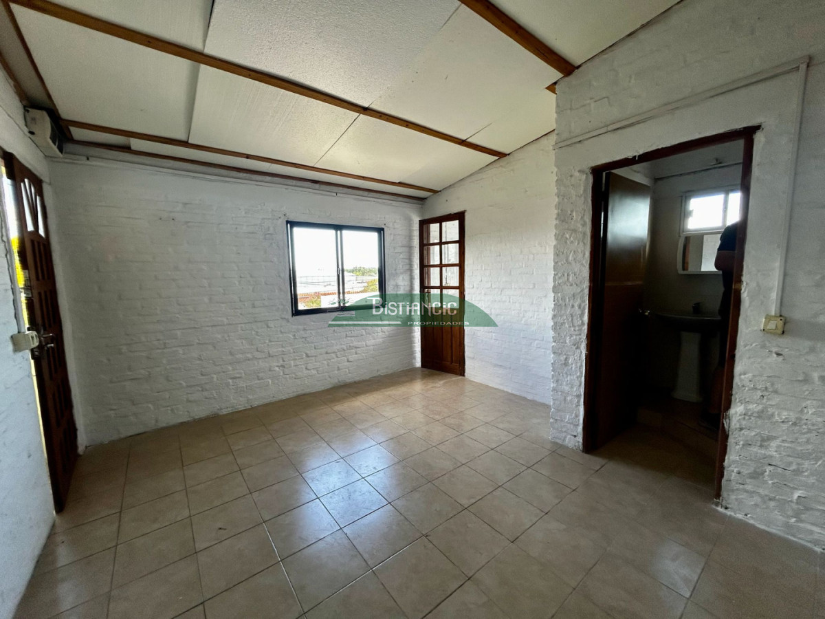 Casa ID.2367 - Apto en planta alta en alquiler anual, 1 dorm, con living comedor con cocina integrada.