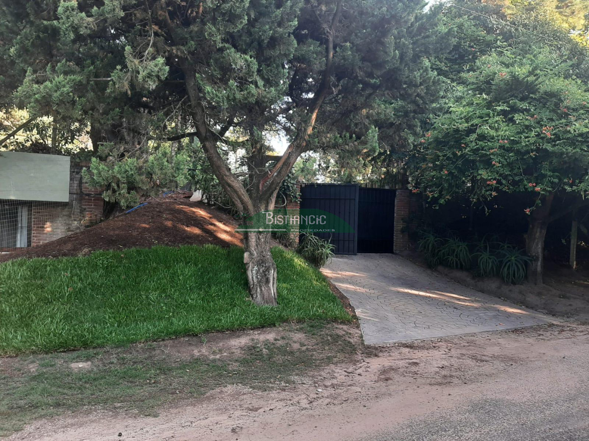 Casa ID.2954 - Chalé 4 dorm 4 baños gran living, piscina grande + 2 deptos externos para renta. Terreno de 1700 m2 + 620 m2 construidos. Precio de Venta US$ 595.000.
