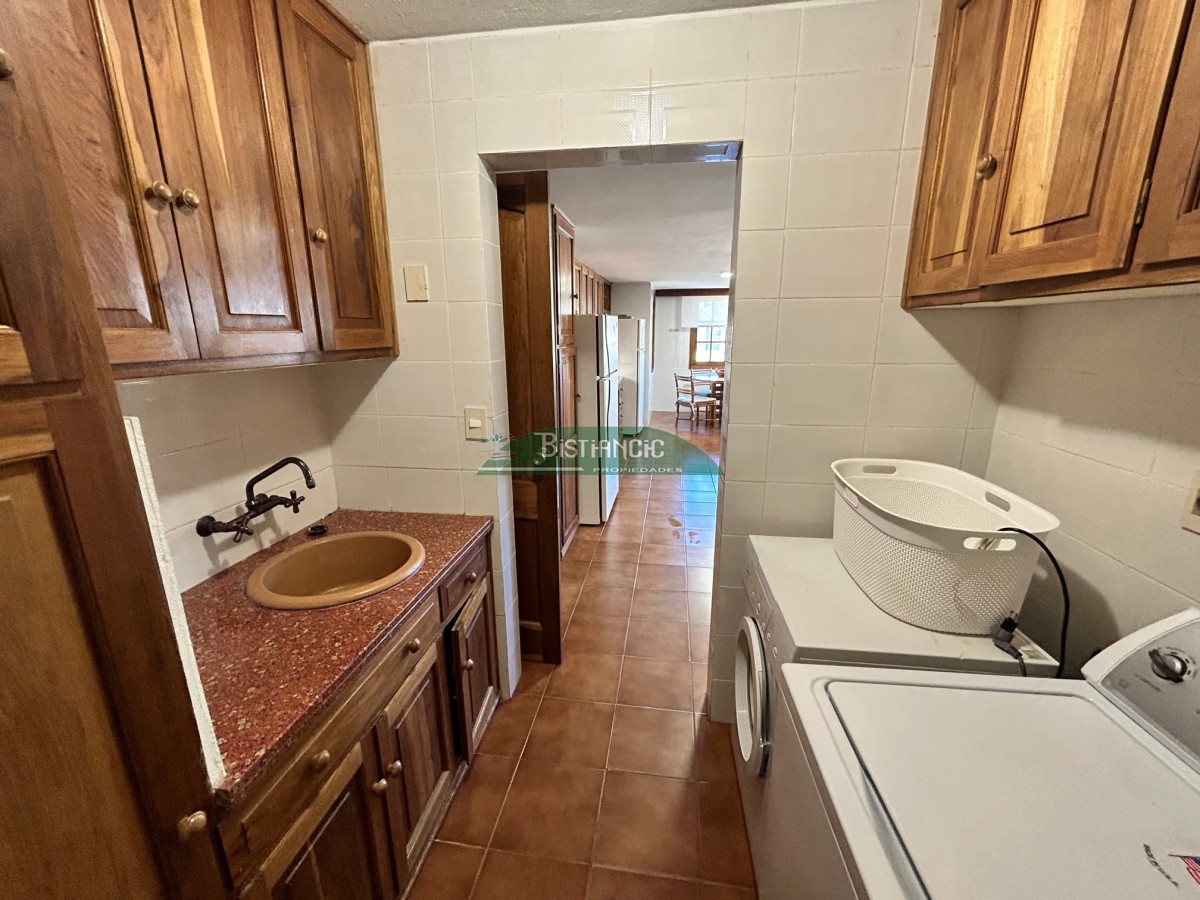 Casa ID.1003 - Chalé Paradas Mansa, 5 dormitorios 4 baños, amplio y luminoso, construcción de calidad, 1000m2 de tierra y 400 m2 edificados. Venta US$ 740.000.