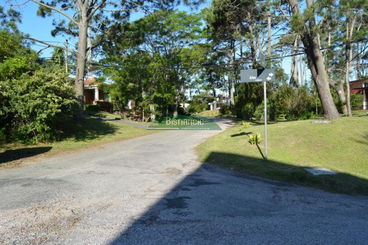 Casa ID.3020 - Pinares Pda 32. a 2 cuadras del mar, Cómoda casa de 3 dormitorios y 2 baños, parrilla y cochera. US$198.000