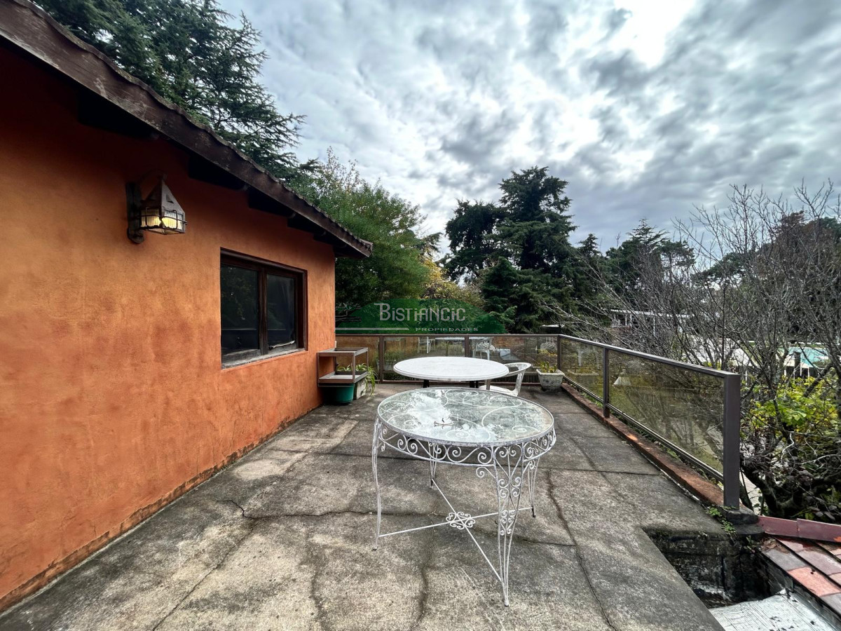 Casa ID.2419 - Chalé 2200 m2 de jardín y 374 m2 edf. 4 dorm 3 baños, barbacoa integrada calefacción, Precio de venta US$ 460.000.