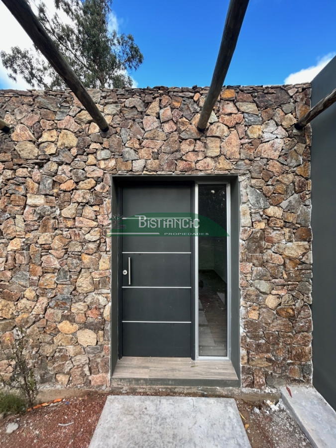 Casa ID.2275 - Casa a estrenar en barrio privado, construcción tradicional, 2 dorm 2 baños 370 m2 de terreno  US$170.000. financiación