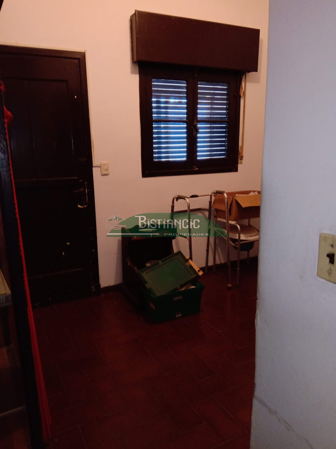 Casa ID.599 - Casa centrica, a media cuadra de peatonal Sarandí, muy comercial, ideal locales. 240 m2.