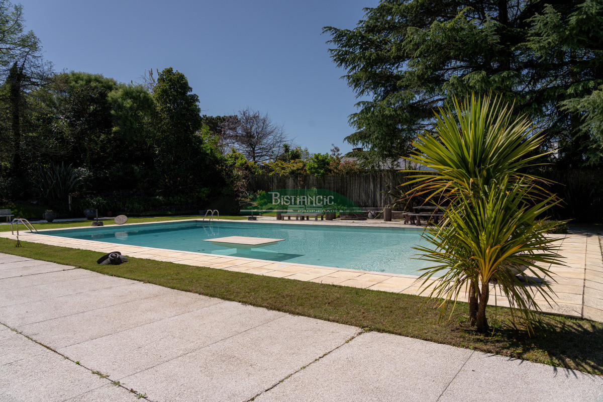 Casa ID.2954 - Chalé 4 dorm 4 baños gran living, piscina grande + 2 deptos externos para renta. Terreno de 1700 m2 + 620 m2 construidos. Precio de Venta US$ 595.000.
