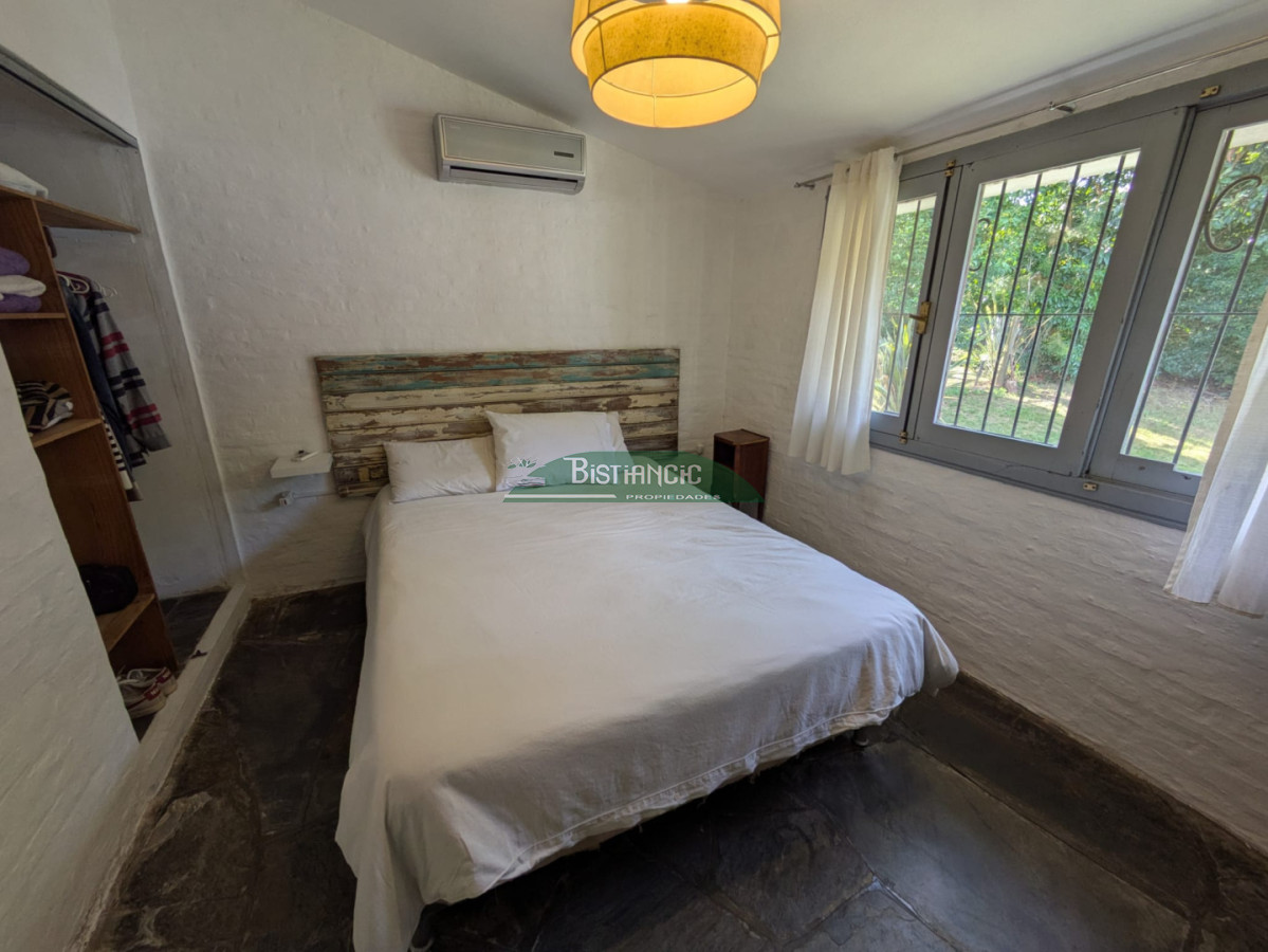 Casa ID.3043 - Hermoso chalet sobre camino la laguna. 3 dorm, 1 baño, barbacoa con baño y deposito. Patio y Estacionamiento. 