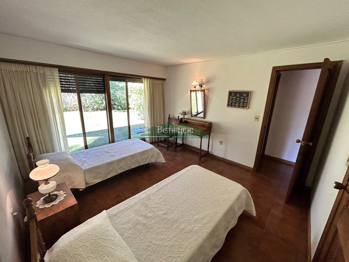 Casa ID.1003 - Chalé Paradas Mansa, 5 dormitorios 4 baños, amplio y luminoso, construcción de calidad, 1000m2 de tierra y 400 m2 edificados. Venta US$ 740.000.