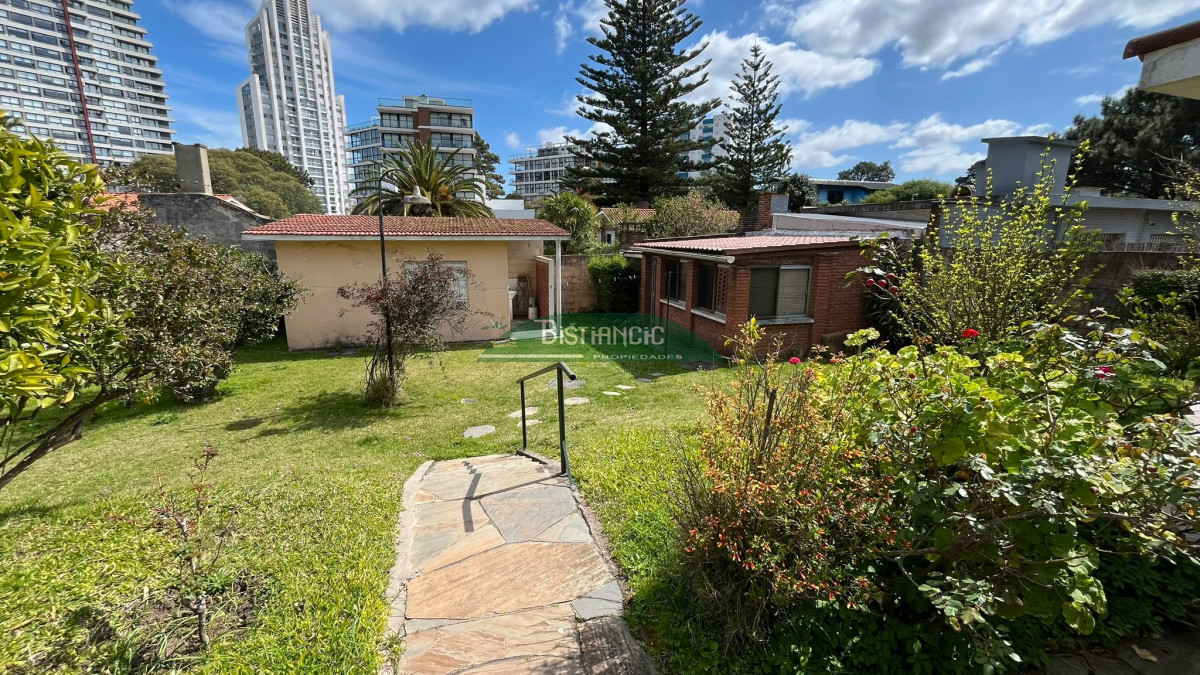 Casa ID.3011 - Chalé Bo Mónaco sobre Chiossi, amplia y sólida construcción, para vivir o comercial. Venta US$320.000. 