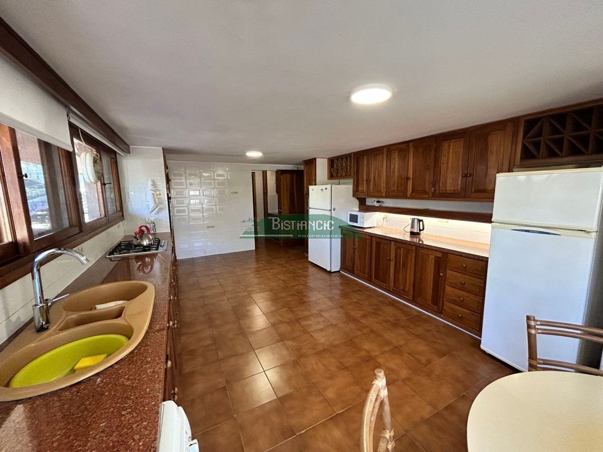 Casa ID.1003 - Chalé Paradas Mansa, 5 dormitorios 4 baños, amplio y luminoso, construcción de calidad, 1000m2 de tierra y 400 m2 edificados. Venta US$ 740.000.