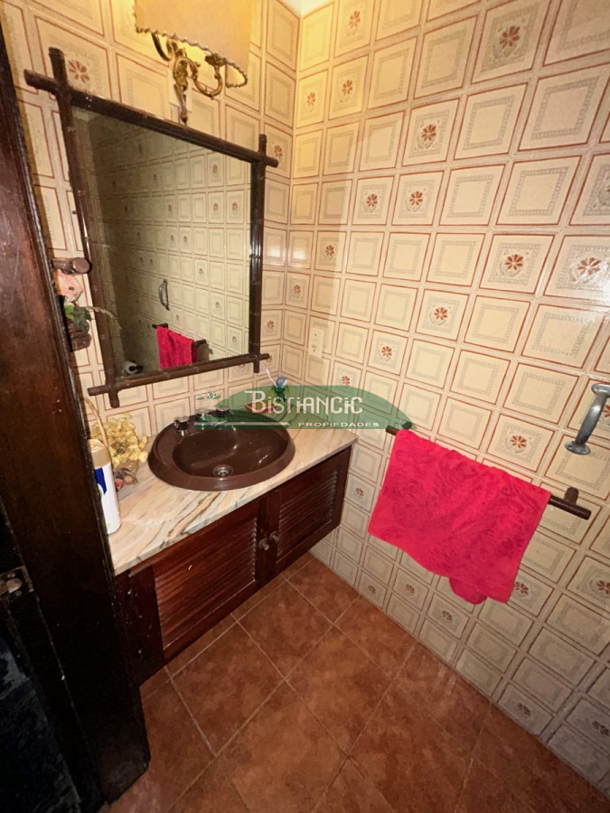 Casa ID.2419 - Chalé 2200 m2 de jardín y 374 m2 edf. 4 dorm 3 baños, barbacoa integrada calefacción, Precio de venta US$ 460.000.