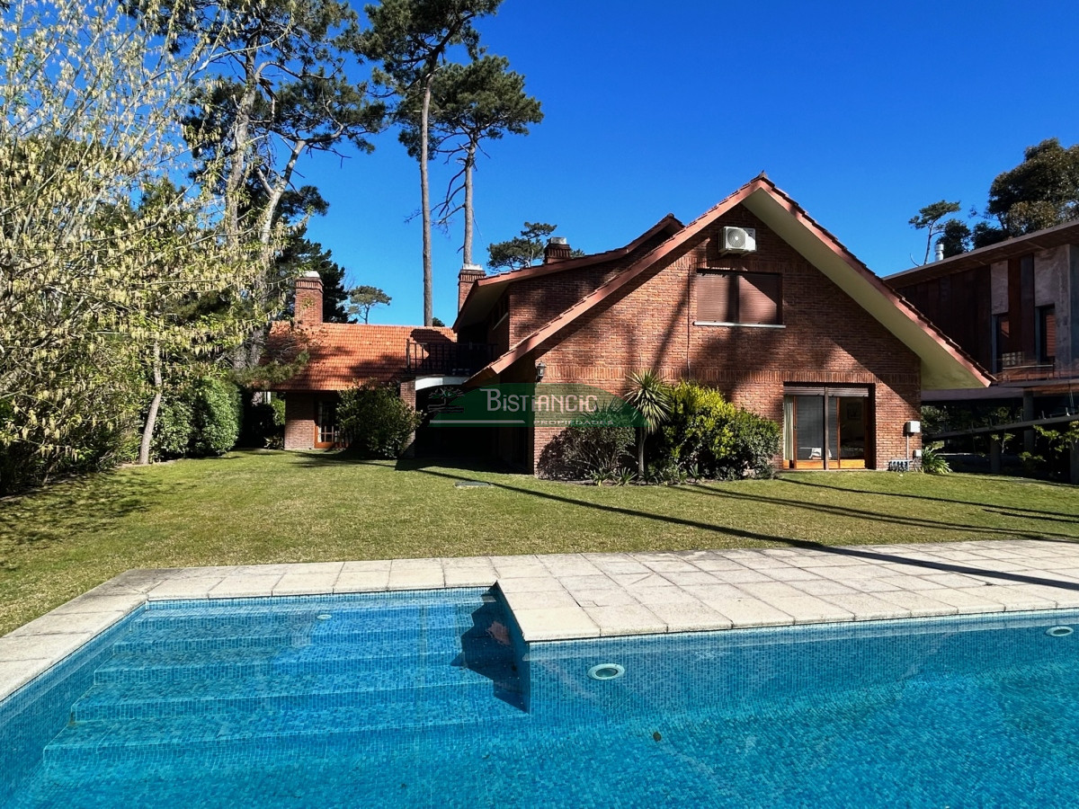 Casa ID.1003 - Chalé Paradas Mansa, 5 dormitorios 4 baños, amplio y luminoso, construcción de calidad, 1000m2 de tierra y 400 m2 edificados. Venta US$ 740.000.