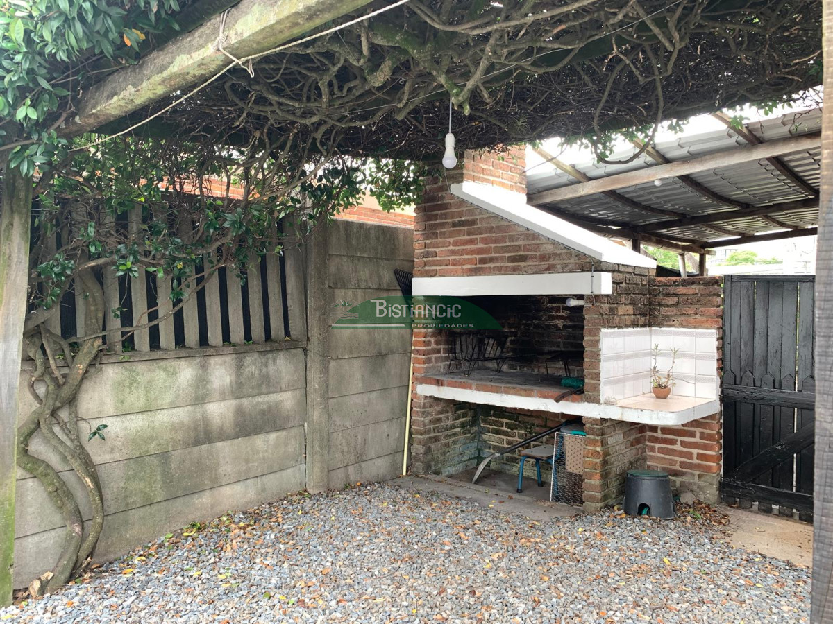 Casa ID.616 - Alquilo invernal casa 2 dorm, 1 baño, estufa y aire acond, cochera y parrillero. $24.000