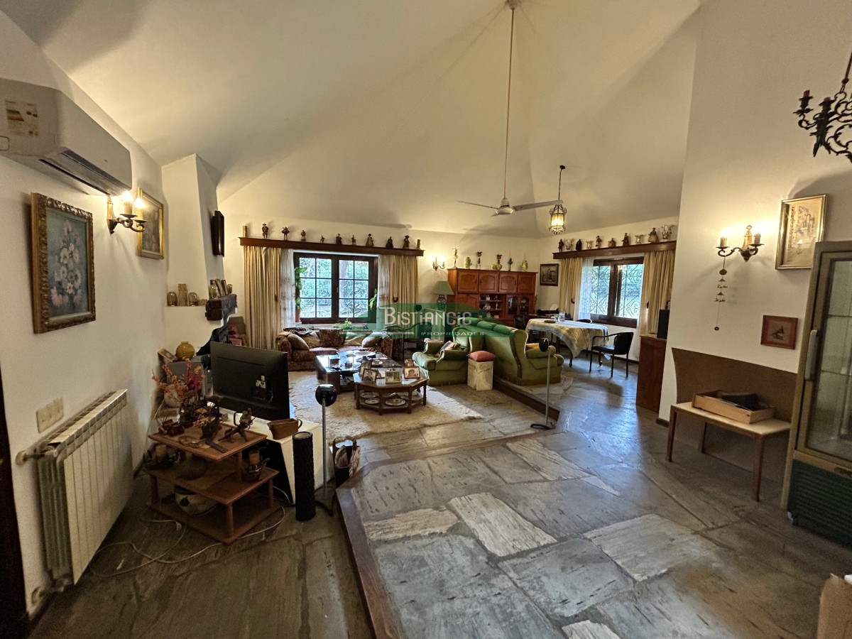 Casa ID.2419 - Chalé 2200 m2 de jardín y 374 m2 edf. 4 dorm 3 baños, barbacoa integrada calefacción, Precio de venta US$ 460.000.