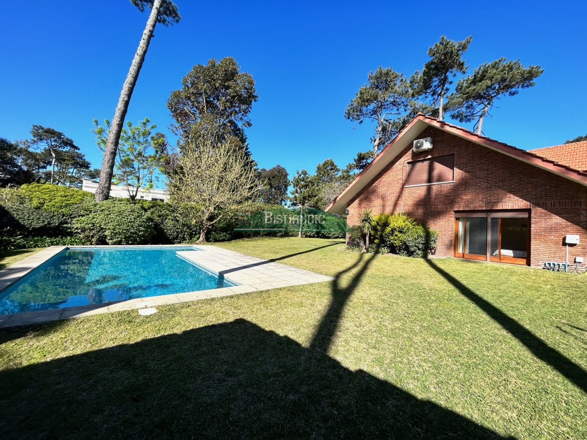 Casa ID.1003 - Chalé Paradas Mansa, 5 dormitorios 4 baños, amplio y luminoso, construcción de calidad, 1000m2 de tierra y 400 m2 edificados. Venta US$ 740.000.