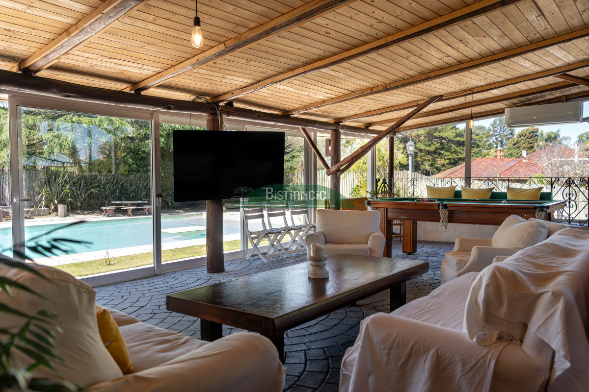 Casa ID.2954 - Chalé 4 dorm 4 baños gran living, piscina grande + 2 deptos externos para renta. Terreno de 1700 m2 + 620 m2 construidos. Precio de Venta US$ 595.000.