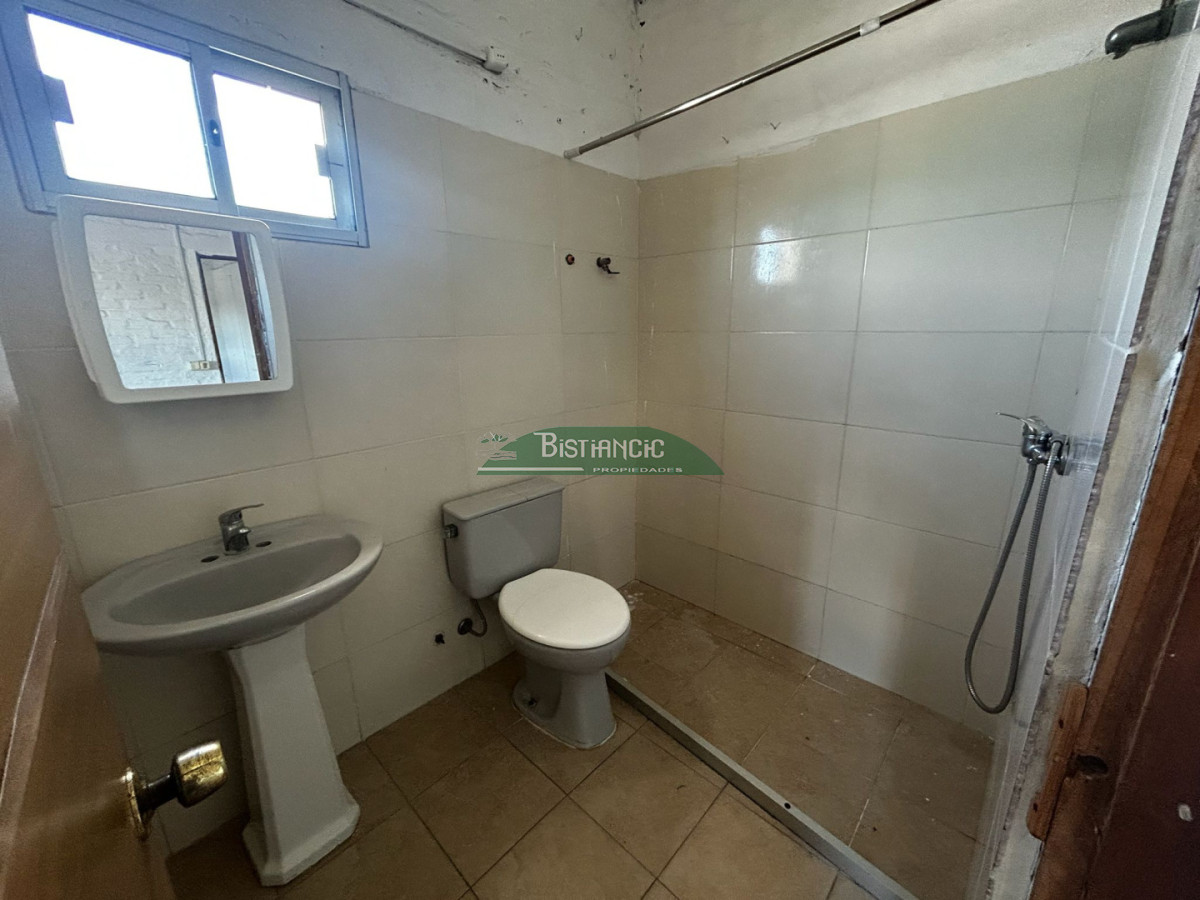 Casa ID.2367 - Apto en planta alta en alquiler anual, 1 dorm, con living comedor con cocina integrada.