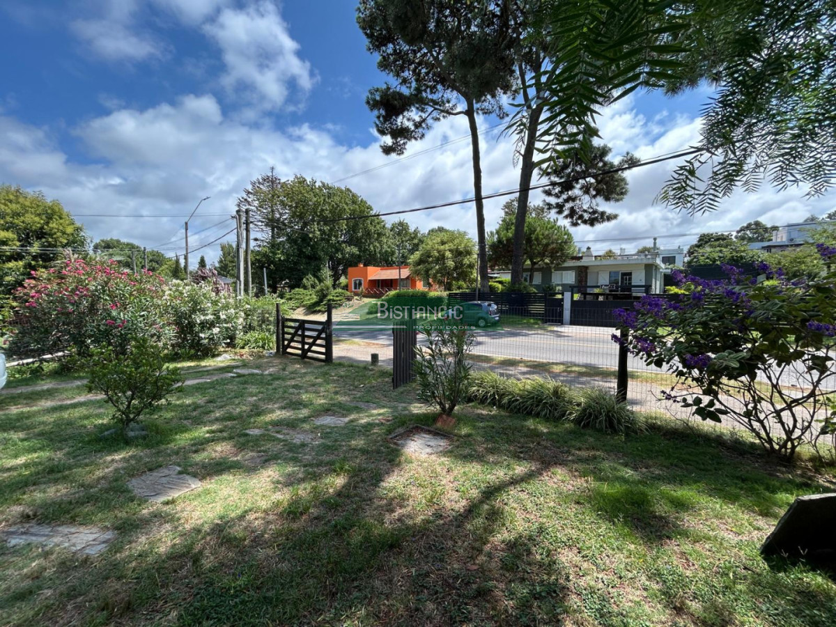 Casa ID.3019 - Pinares Chalé tradicional 3 dorm 2 baños + servicio, 718 m2 jardín, cerca de todo. Venta US$ 310.000.