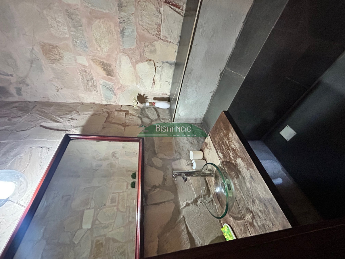 Casa ID.2954 - Chalé 4 dorm 4 baños gran living, piscina grande + 2 deptos externos para renta. Terreno de 1700 m2 + 620 m2 construidos. Precio de Venta US$ 595.000.