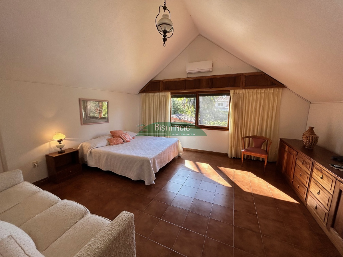 Casa ID.1003 - Chalé Paradas Mansa, 5 dormitorios 4 baños, amplio y luminoso, construcción de calidad, 1000m2 de tierra y 400 m2 edificados. Venta US$ 740.000.